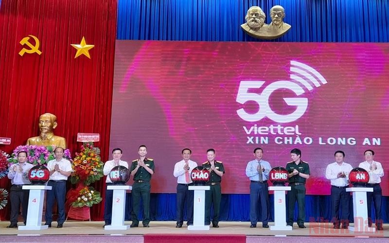 Lãnh đạo tỉnh Long An cùng lãnh đạo Viettel ấn nút khai trương phát sóng mạng 5G Viettel tại Long An.