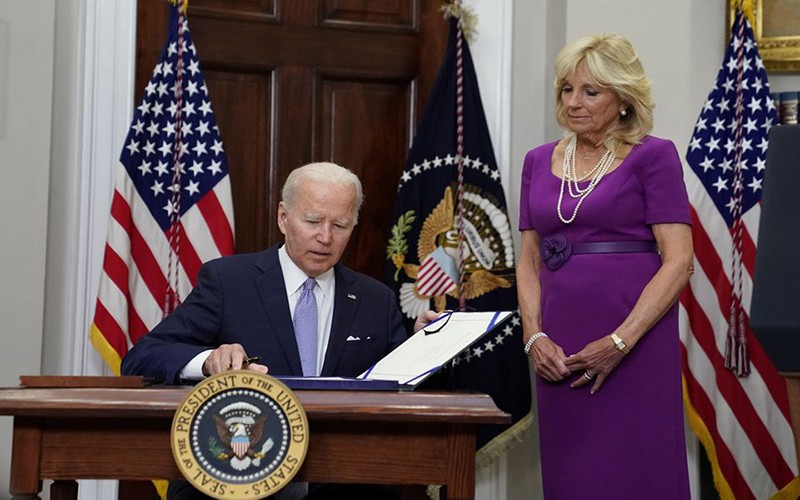 Tổng thống Biden ký ban hành đạo luật lưỡng đảng “Vì cộng đồng an toàn hơn” về kiểm soát súng đạn. (Ảnh: Reuters)