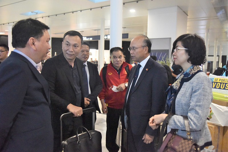 Đại sứ đặc mệnh toàn quyền Việt Nam tại Pháp Đinh Toàn Thắng và Đại sứ - Trưởng Phái đoàn thường trực Việt Nam bên cạnh UNESCO đón đoàn bóng đá nữ ở sân bay Charles de Gaulle.