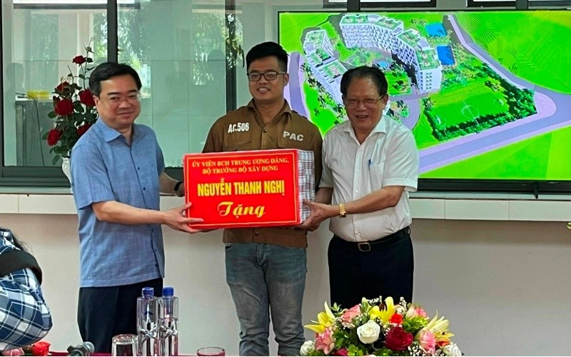 Bộ trưởng Xây dựng Nguyễn Thanh Nghị tặng quà cho công nhân Công ty TNHH MTV Hóa chất Đức Giang-Lào Cai.