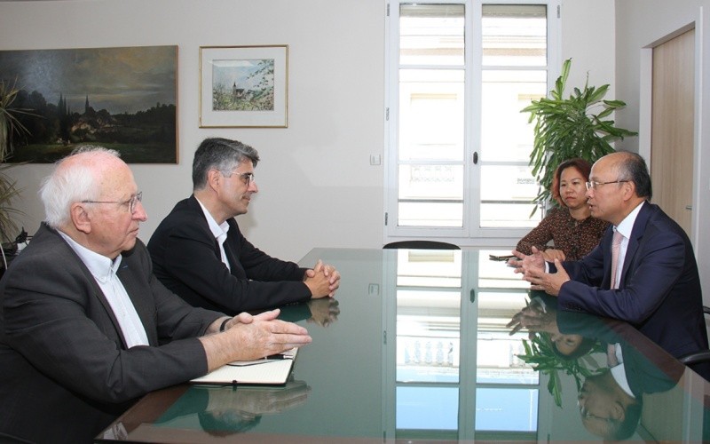 Đại sứ Đinh Toàn Thắng trao đổi với Thị trưởng François Guy Trébulle về việc phối hợp kỷ niệm 50 năm Ngày ký Hiệp định Paris và tăng cường quan hệ hợp tác-hữu nghị với Việt Nam.
