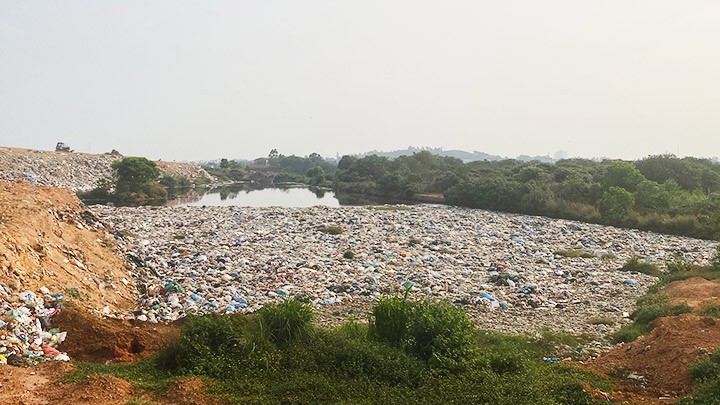 Lượng rác thải tại núi Bông (phường Khai Quang, Vĩnh Yên, Vĩnh Phúc) đã lên tới vài trăm nghìn tấn.