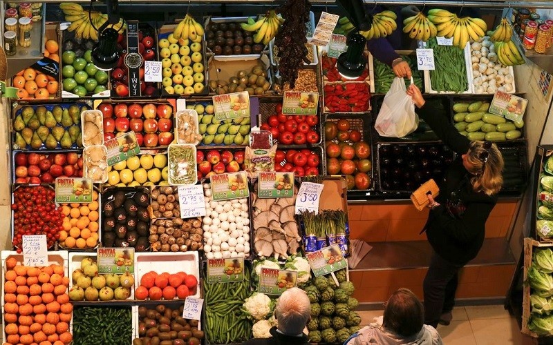 Người dân mua rau quả tại chợ thực phẩm ở Seville, miền nam Tây Ban Nha. (Ảnh: Reuters)