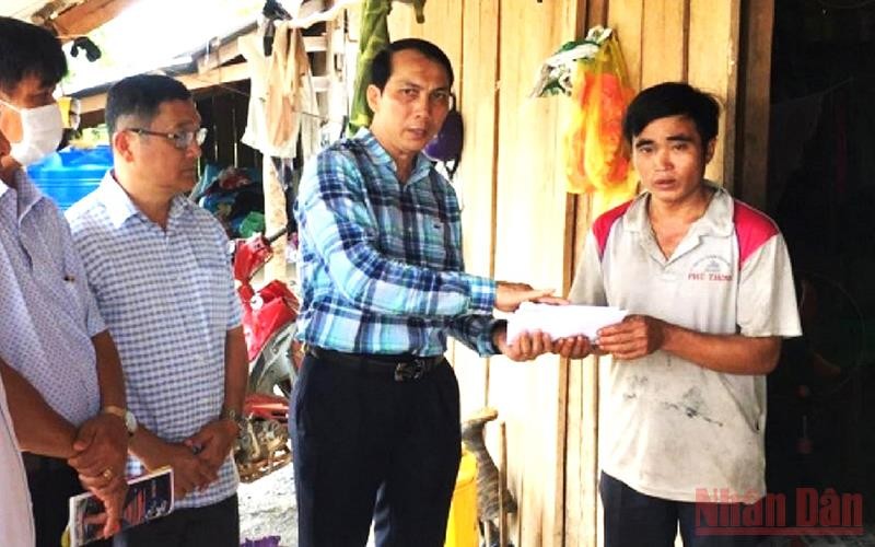 Bí thư Huyện ủy Cư M’gar Nguyễn Đình Viên đến chia buồn và hỗ trợ gia đình lo mai táng cho các cháu.