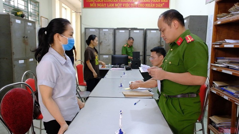 Phòng Cảnh sát kinh tế, Công an tỉnh Cao Bằng thi hành lệnh bắt bị can Lê Thị Hồng Thủy (áo trắng) vì hành vi mua bán hóa đơn.
