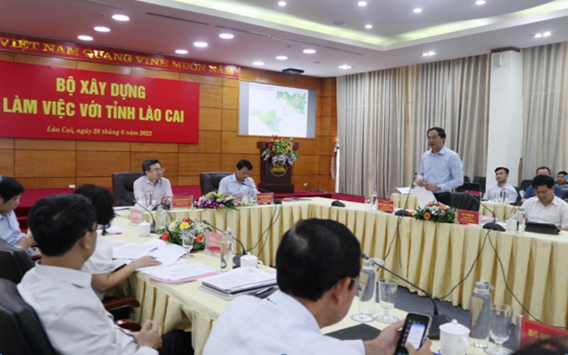 Chủ tịch UBND tỉnh Lào Cai Trịnh Xuân Trường báo cáo về công tác quản lý nhà nước ngành Xây dựng trên địa bàn tỉnh.