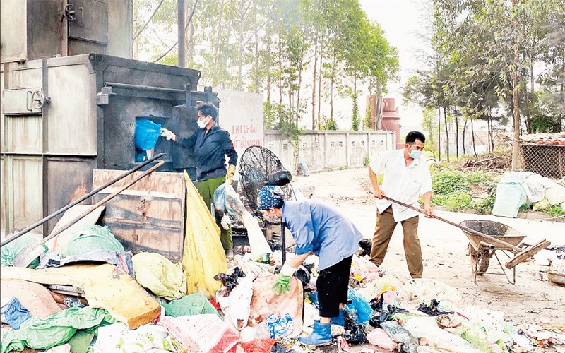 Nhiều địa phương ở các tỉnh nam đồng bằng sông Hồng đầu tư các lò đốt rác thủ công, nhưng vẫn không giải quyết được tình trạng gây ô nhiễm khói, bụi ra môi trường. 