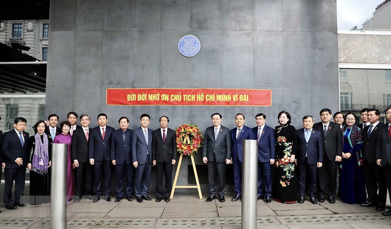 Chủ tịch Quốc hội Vương Đình Huệ đặt vòng hoa tại Biển tưởng niệm Chủ tịch Hồ Chí Minh ở thủ đô London. (Nguồn: TTXVN)