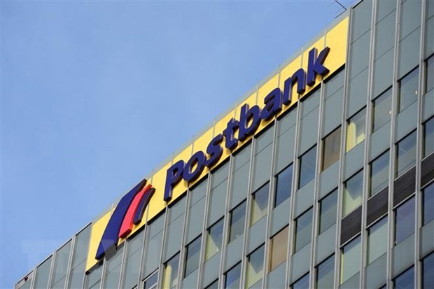 Biểu tượng ngân hàng Postbank tại một chi nhánh ở Berlin, Đức. (Ảnh: AFP/TTXVN)