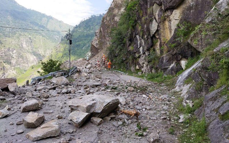 Lực lượng ứng phó thảm họa quốc gia tìm kiếm nạn nhân sau vụ sạt lở tại bang Himachal Pradesh, Ấn Độ, tháng 8/2021. (Ảnh: Reuters)