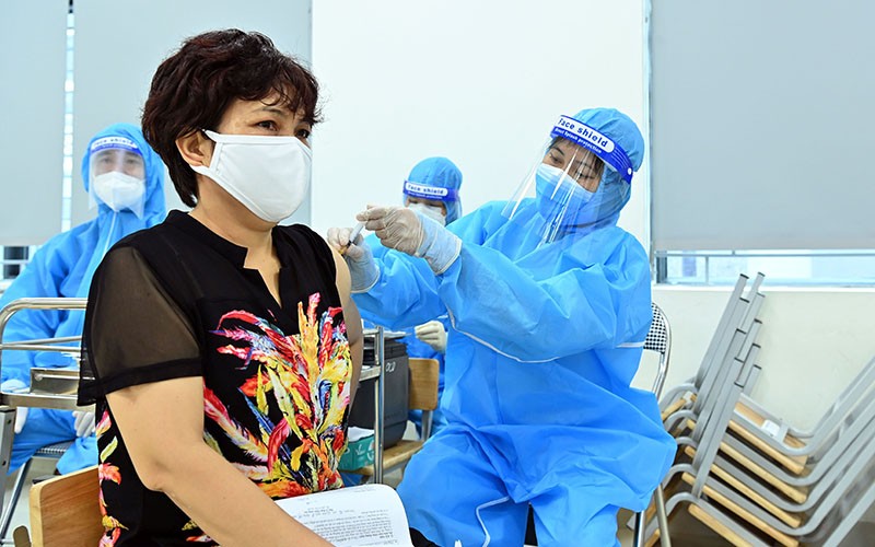 Tiêm vắc-xin Covid-19 cho người dân tại quận Đống Đa, Hà Nội. (Ảnh DUY ĐĂNG)