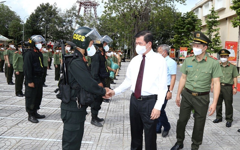 Bí thư Tỉnh ủy Đồng Nai Nguyễn Hồng Lĩnh thăm hỏi, động viên cán bộ, chiến sĩ Công an tỉnh. 