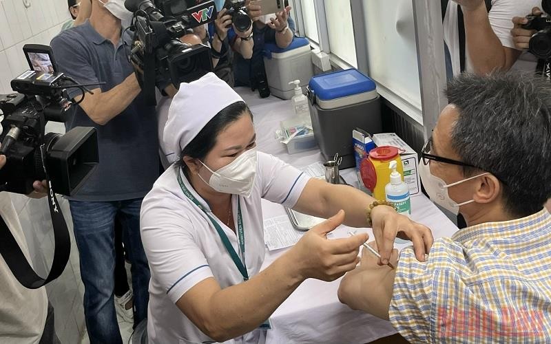 Phó Thủ tướng Vũ Đức Đam tiêm mũi 4 vaccine phòng Covid-19 tại Bệnh viện Bệnh Nhiệt đới Thành phố Hồ Chí Minh.
