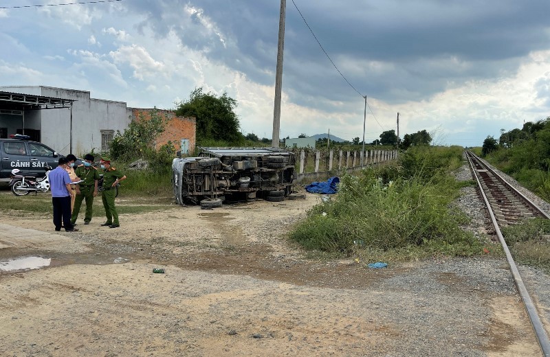 Vị trí tai nạn tại Km05+900 tuyến đường sắt thuộc khu gian Phan Thiết-Bình Thuận, giao nhau với đường ngang dân sinh thuộc địa bàn xã Hàm Hiệp, huyện Hàm Thuận Bắc.