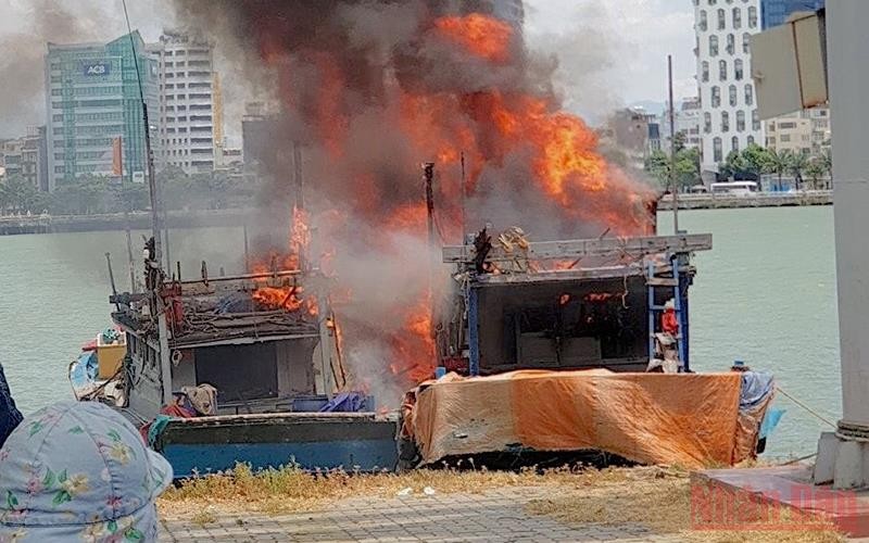 Ngọn lửa bốc cháy trên tàu cá neo đậu trên sông Hàn giữa trưa 30/6.