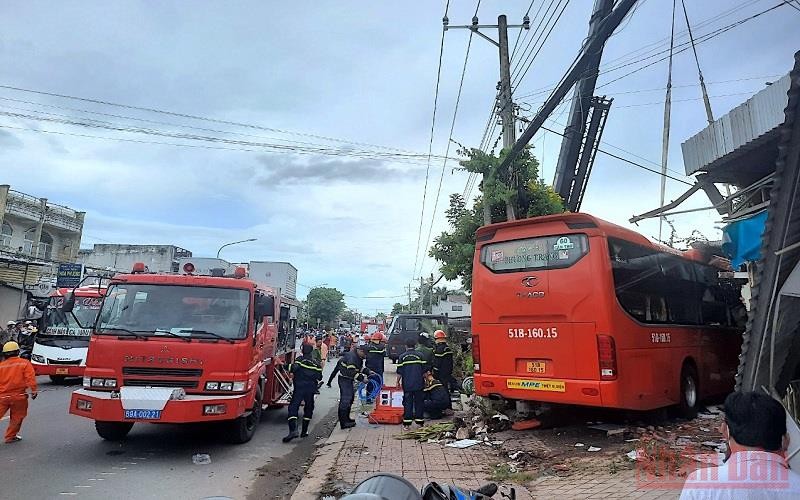 Hiện trường xe khách của nhà xe Phương Trang lao vào lề khiến 5 người thương, vong ở Cà Mau.