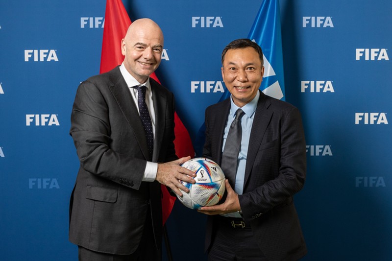 Chủ tịch FIFA Gianni Infantino tiếp đón Quyền Chủ tịch VFF Trần Quốc Tuấn. (Ảnh: FIFA)