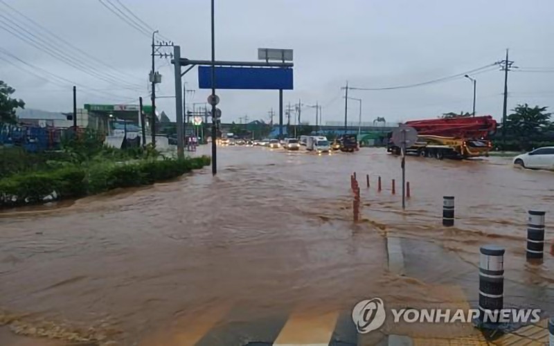 Một tuyến đường ở tỉnh Gyeonggi bị ngập trong ngày 30/6. (Ảnh: Yonhap)