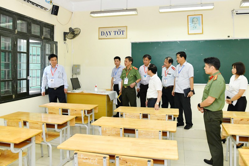 Đoàn giám sát của Ban Chỉ đạo cấp quốc gia Kỳ thi tốt nghiệp THPT năm 2022 kiểm tra phòng thi tại Trường THPT Thăng Long.