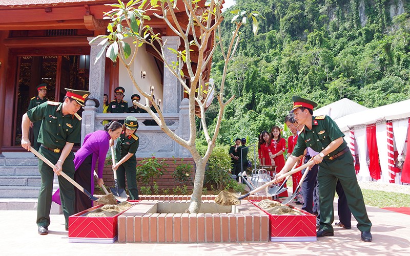 Đại diện lãnh đạo Binh chủng Thông tin liên lạc cùng các đại biểu trồng cây lưu niệm tại Khu di tích lịch sử quốc gia hang Lèn Hà, xã Thanh Hóa (huyện Tuyên Hóa, Quảng Bình).
