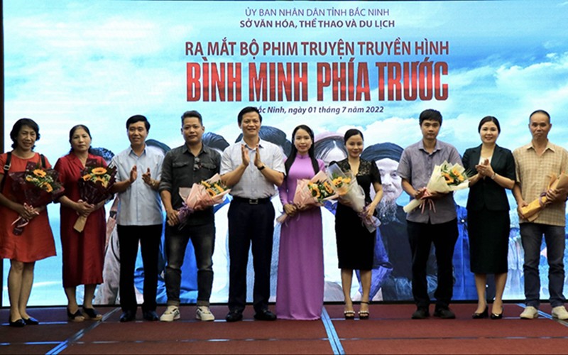 Lãnh đạo tỉnh Bắc Ninh tặng hoa cho Đoàn làm phim “Bình minh phía trước”.