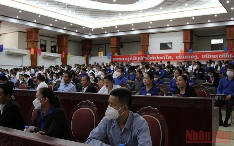 Hàng trăm học viên, giảng viên của Học viện Chính trị và Hành chính quốc gia Lào tham dự hội nghị ngày 1/7. (Ảnh: XUÂN SƠN)