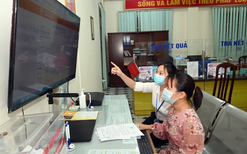Ứng dụng công nghệ trong việc tra cứu, thực hiện thủ tục hành chính tại UBND phường Trung Hòa (Cầu Giấy, Hà Nội). (Ảnh: Duy Linh)