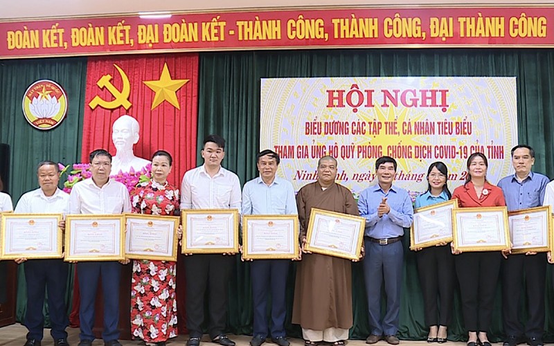 Các tập thể, cá nhân tiêu biểu ở Ninh Bình được trao tặng bằng khen về thành tích xuất sắc trong công tác phòng, chống dịch bệnh Covid-19.