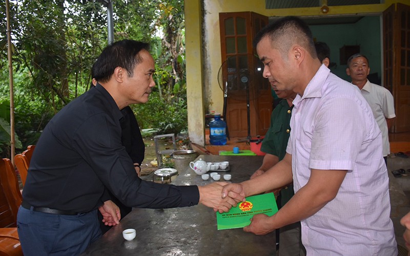 Đồng chí Hoàng Việt Phương, Phó Chủ tịch UBND tỉnh Tuyên Quang trao hỗ trợ cho gia đình nạn nhân.
