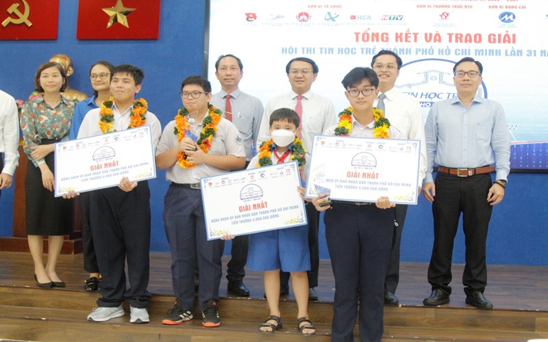 Trao giải cho các thí sinh xuất sắc đạt giải tại Hội thi Tin học trẻ Thành phố Hồ Chí Minh lần thứ 31.