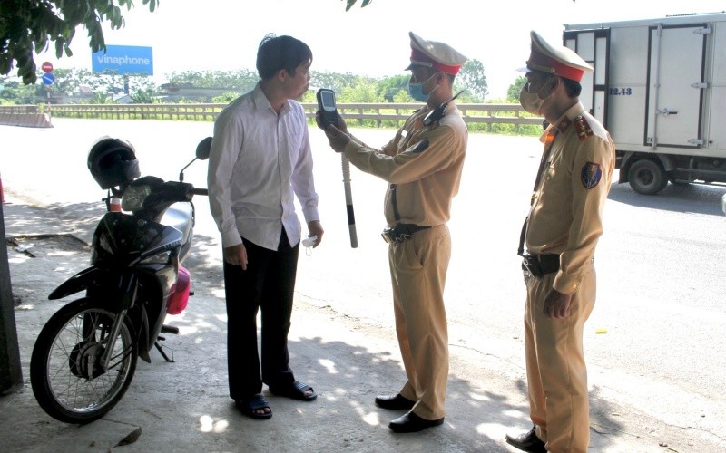 Kiểm tra nồng độ cồn đối với người điều khiển xe mô-tô ở Ninh Bình.