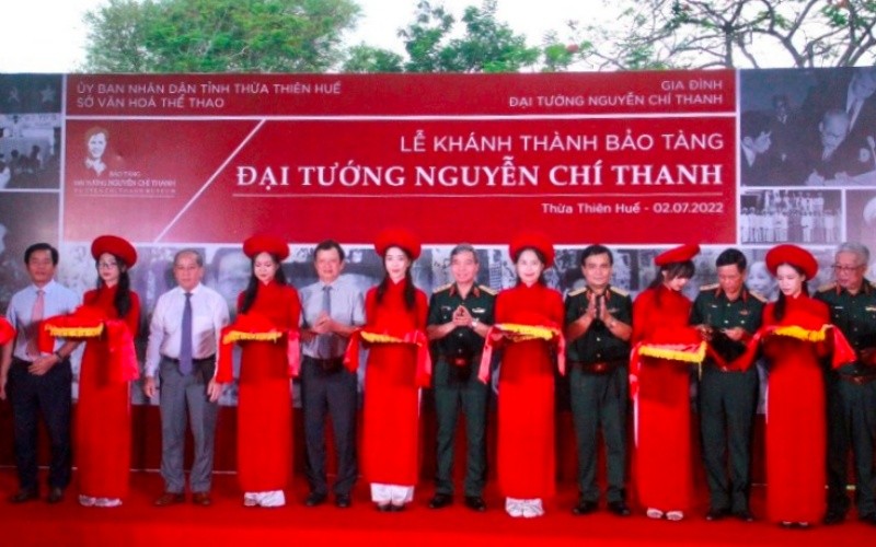 Lãnh đạo các ban, ngành Trung ương và tỉnh Thừa Thiên Huế cắt băng khánh thành Bảo tàng Đại tướng Nguyễn Chí Thanh.