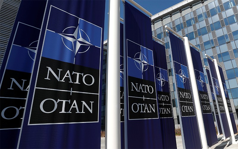 Biểu ngữ có in biểu trưng NATO tại lối vào trụ sở của NATO ở Brussels, Bỉ, ngày 19/4/2018. (Ảnh: Reuters)