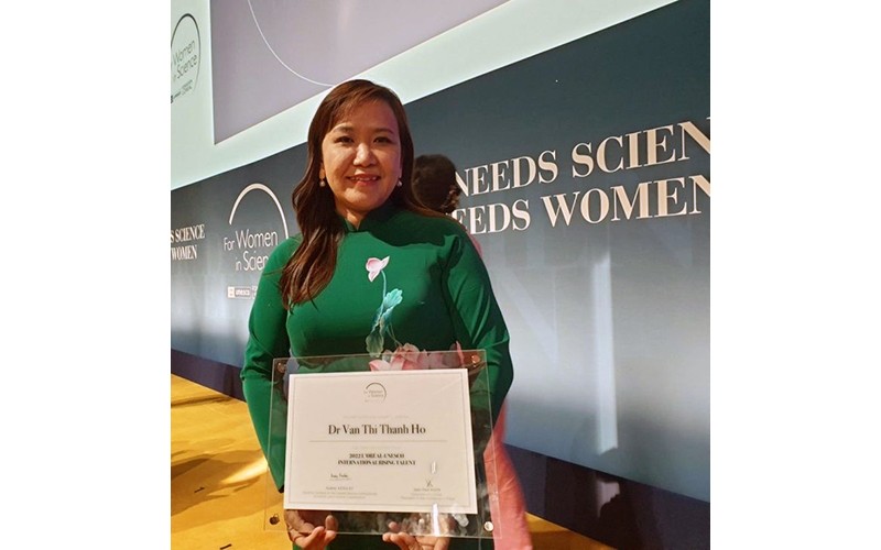 Phó Giáo sư, Tiến sĩ Hồ Thị Thanh Vân nhận Giải thưởng "Nhà khoa học trẻ tài năng thế giới".