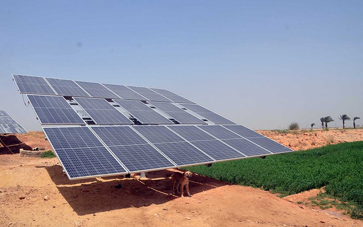 Lắp đặt các tấm pin năng lượng mặt trời tại một làng ở Ai Cập. (Ảnh ORIENT XXI)