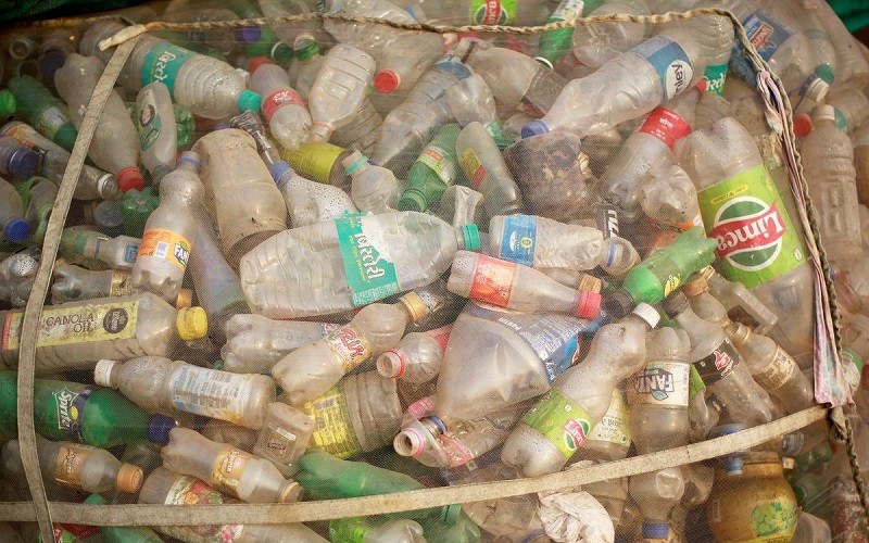 Một bao tải đựng chai nhựa bỏ đi được nhìn thấy tại một bãi tái chế ở New Delhi, Ấn Độ, ngày 22/11/2018. (Ảnh: Reuters)