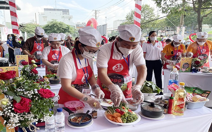 Các gia đình nấu ăn tại sự kiện xác lập kỷ lục Việt Nam.