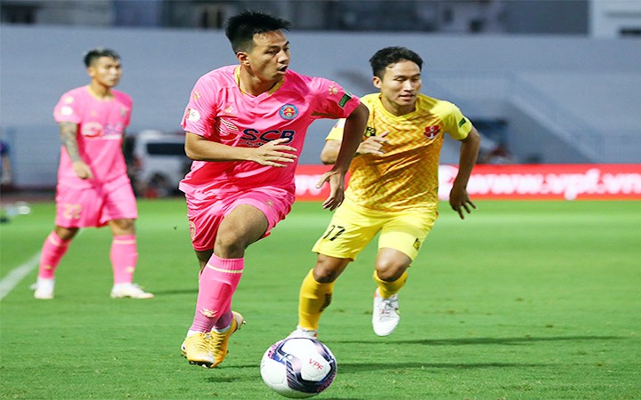Hải Phòng (áo vàng) có chiến thắng tưng bừng 3-1 trước Sài Gòn FC trên sân Lạch Tray. (Ảnh VFF)