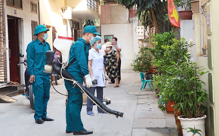 Phun thuốc diệt muỗi để phòng ngừa dịch sốt xuất huyết tại phường Lương Khánh Thiện, Phủ Lý, Hà Nam. (Ảnh ĐỖ HỒNG)