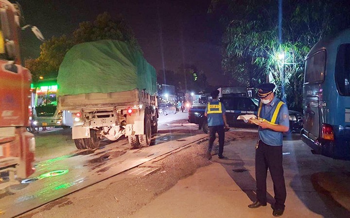 Tổ công tác liên ngành quận Hoàng Mai (Hà Nội) kiểm tra, xử lý xe quá tải trên địa bàn.
