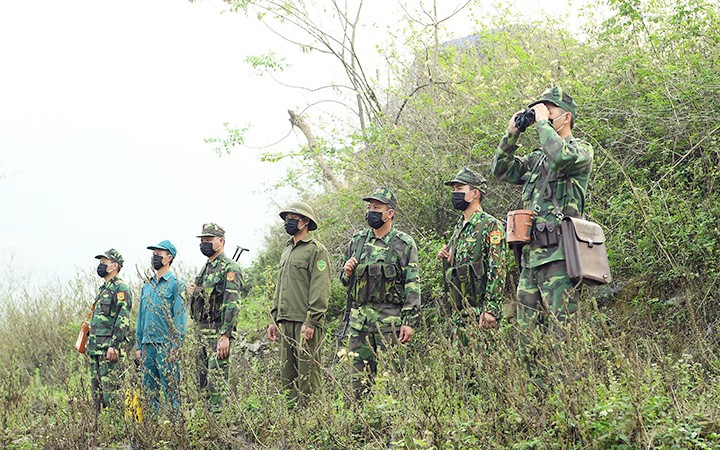 Cán bộ, chiến sĩ Đồn Biên phòng Tả Gia Khâu (Bộ đội Biên phòng tỉnh Lào Cai) tuần tra trên tuyến biên giới. (Ảnh TRỌNG HẢI)