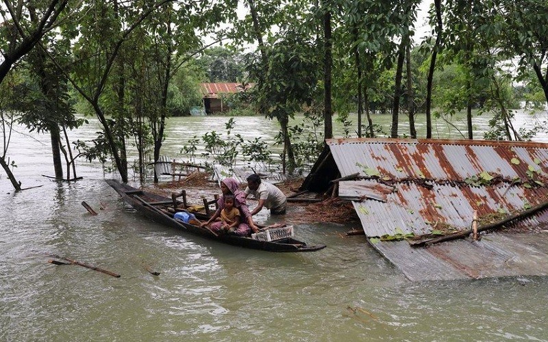 Người dân Bangladesh đi sơ tán sau trận lũ quét ở thành phố Sylhet, Bangladesh, ngày 19/6/2022. (Ảnh: REUTERS)