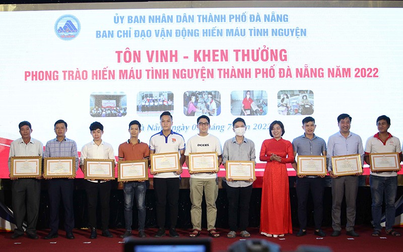 Trao tặng Bằng khen của Trung ương Hội Chữ thập đỏ Việt Nam cho các tập thể, gia đình, cá nhân tiêu biểu.