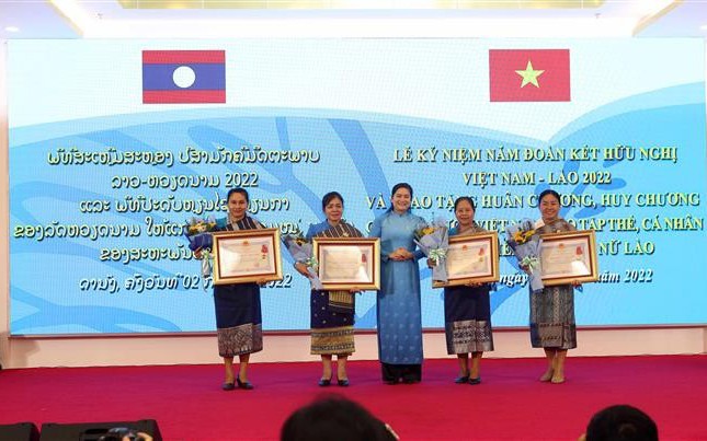 Thừa ủy quyền Chủ tịch nước, Hội Liên hiệp Phụ nữ Việt Nam đã trao tặng huân chương, huy chương cho các tập thể, cá nhân Hội Liên hiệp Phụ nữ Lào. (Nguồn: TTXVN)
