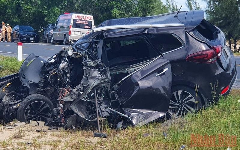 Chiếc xe bảy chỗ bị vò nát trong vụ tai nạn làm ba người tử vong tại Quảng Bình.