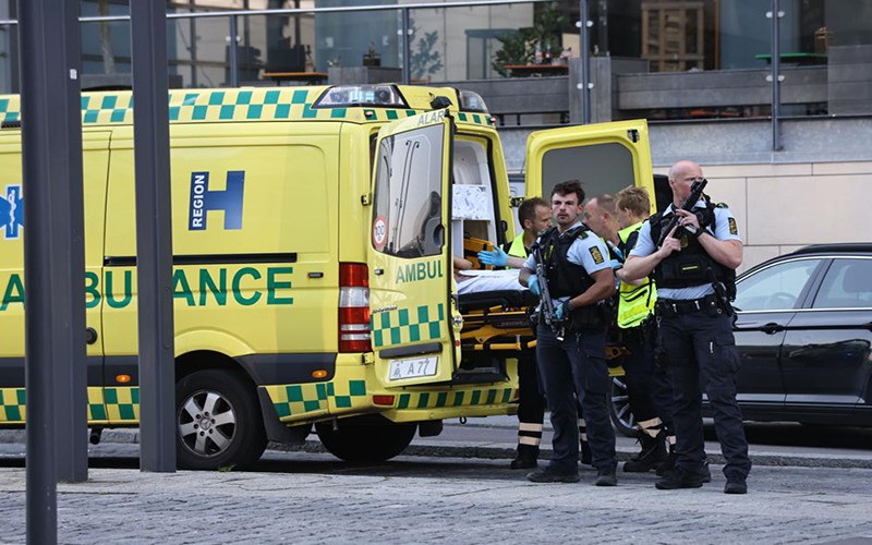 Xe cứu thương và cảnh sát mang theo vũ khí đứng bên ngoài trung tâm mua sắm Field's tại Orestad, thủ đô Copenhagen, Đan Mạch, ngày 3/7. (Ảnh: Reuters)