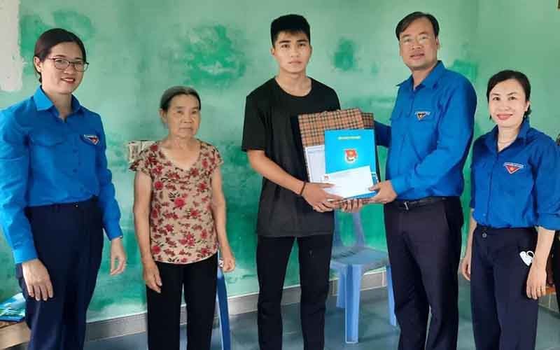 Lãnh đạo Tỉnh đoàn Thái Bình trao quà hỗ trợ cho học sinh Đặng Văn Hưởng, lớp 12 trường Trung học phổ thông Bắc Kiến Xương mồ côi cả cha lẫn mẹ.