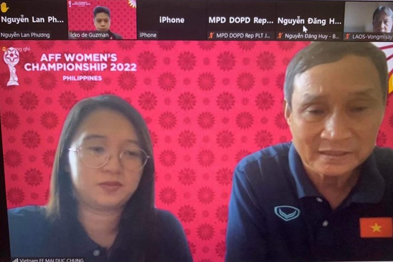 HLV Mai Đức Chung tham dự buổi họp báo trực tuyến tại Philippines. (Ảnh: VFF)