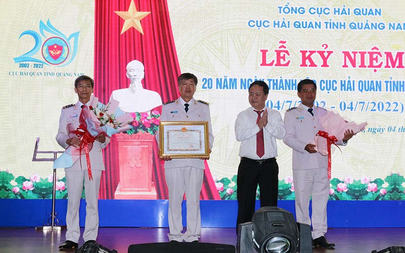 Phó Chủ tịch Ủy ban nhân dân tỉnh Nguyễn Hồng Quang trao bằng khen tặng Cục Hải quan tỉnh Quảng Nam.