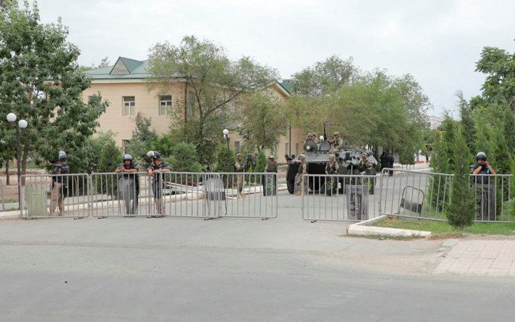 Lực lượng thực thi pháp luật Uzbekistan lập rào chắn trên 1 con phố ở Nukus, thủ phủ của vùng Karakalpakstan, tây bắc Uzbekistan, ngày 3/7/2022. (Ảnh: KUN.UZ/REUTERS)